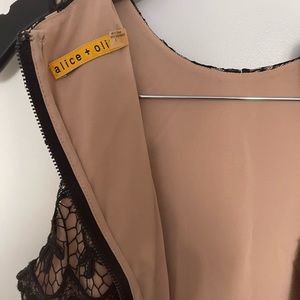 Alice + Olívia Dress